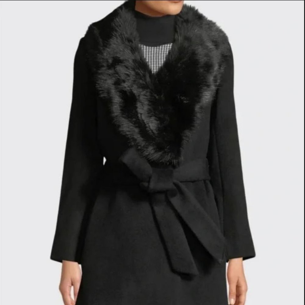 Gorgeous Club Monaco 100% Merinwool winter jacket with faux fur removable collar